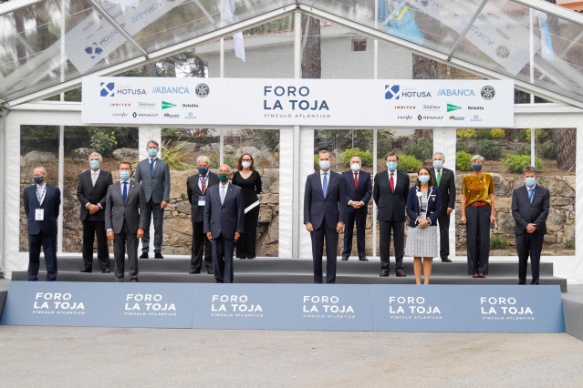 El Rey posa junto al presidente de la República de Portugal, Marcelo Rebelo de Sousa, la ministra de Industria, Reyes Maroto, el presidente de la Xunta de Galicia, Alberto Núñez Feijóo, y los expresidentes Felipe González y Mariano Rajoy.
