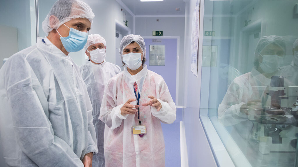 El ministro de ciencia Pedro Duque visitando Biofabri, la planta de O Porriu00f1o que produciru00e1 la vacuna de Novavax contra el coronavirus, este verano