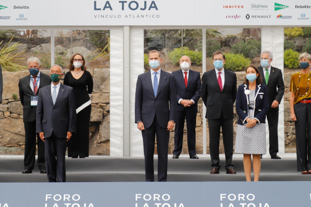 El Rey posa junto al presidente de la República de Portugal, Marcelo Rebelo de Sousa la ministra de Industria, Reyes Maroto  y los expresidentes del Gobierno Felipe González y Mariano Rajoy en el Foro La Toja (Pontevedra).  El 1 de octubre de 2020.