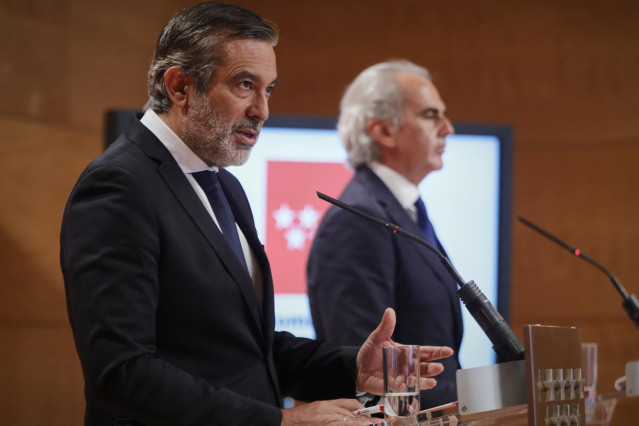 El consejero de Justicia, Interior y Víctimas, Enrique López, interviene durante una rueda de prensa en la Real Casa de Correos