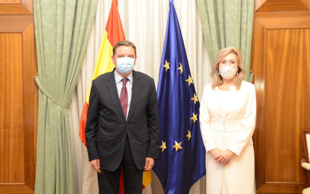 El ministro de Agricultura, Luis Planas, y la presidenta de AEMO, Ana Romero.