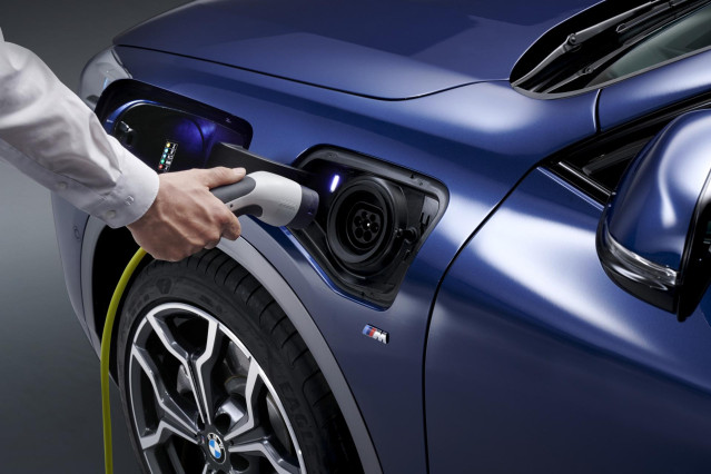 Carga de un coche electrificado.