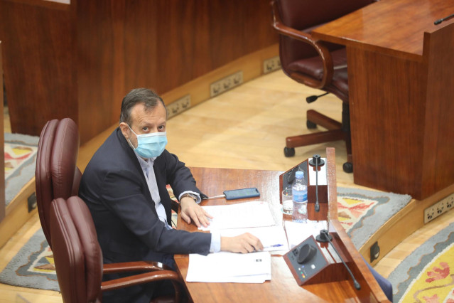 El consejero de Políticas Sociales de la Comunidad de Madrid, Albero Reyero, con mascarilla, durante una sesión plenaria en la Asamblea de Madrid en la que se debate la reprobación y cese del consejero de Sanidad, Enrique Ruiz Escudero (PP), por su gestió