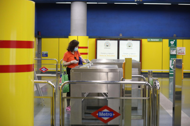 Una mujer protegida con mascarilla hace uso del Metro de Madrid.