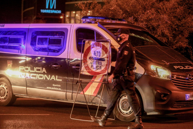 Una furgoneta de la Policía Nacional en un control en el Paseo de la Castellana de Madrid, incorporación al nudo de manoteras, la noche del 2 de octubre del 2020.
