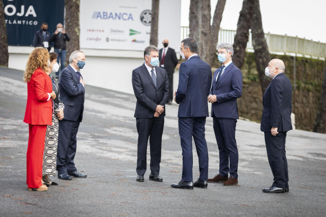 El presidente del Gobierno, Pedro Sánchez (3d) mantiene una conversación con el presidente de Castilla-La Mancha, Emiliano García-Page (4d), durante el acto de clausura del II Foro La Toja-Vínculo Atlántico