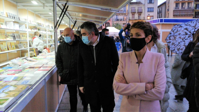 El ministro de Cultura y Deporte, José Manuel Rodríguez Uribes, y la presidenta del Gobierno de Navarra, María Chivite, visitan la Feria del Libro de Pamplona