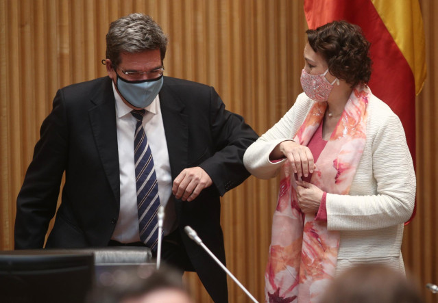 El ministro de Inclusión, Seguridad Social y Migraciones, José Luis Escrivá, saluda a la presidenta de la Comisión del Pacto de Toledo, Magdalena Valerio, a su llegada a la Comisión