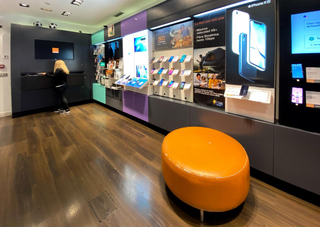 Interior de una tienda de la compañía telefónica Orange.