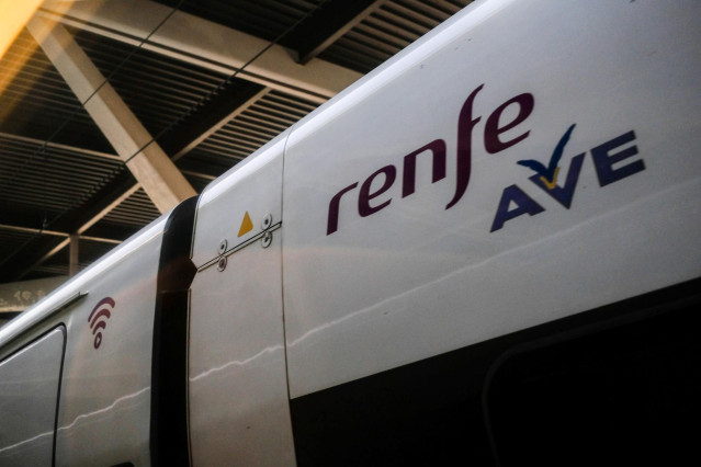 Vagón de un tren AVE de Renfe en las vías de la Estación de Atocha, en Madrid (España)