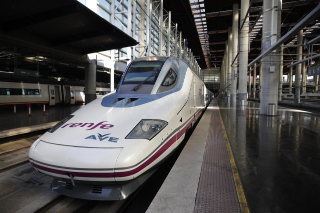Imagen del tren de la nueva línea AVE que une Madrid, Antequera y Granada durante su inauguración en Puerta de Atocha, en una imagen de archivo