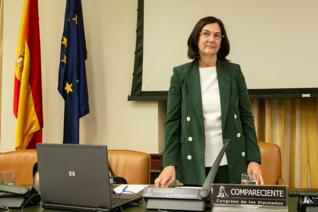 La candidata del Gobierno para presidir la CNMC, Cani Fernández, a su llegada a la Comisión de Asuntos Económicos del Congreso