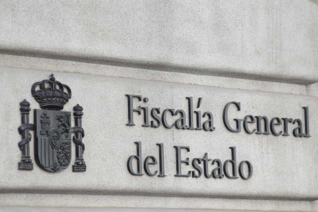 Cartel en la fachada del edicifio de la Fiscalía General del Estado.