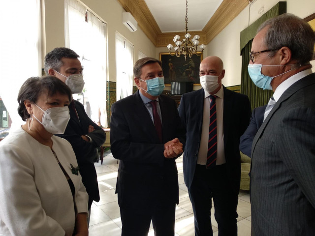 El ministro de Agricultura, Pesca y Alimentación, Luis Planas (centro), antes de la presentación del Anuario Agroalimentario 2020 de 'Diario de Córdoba'