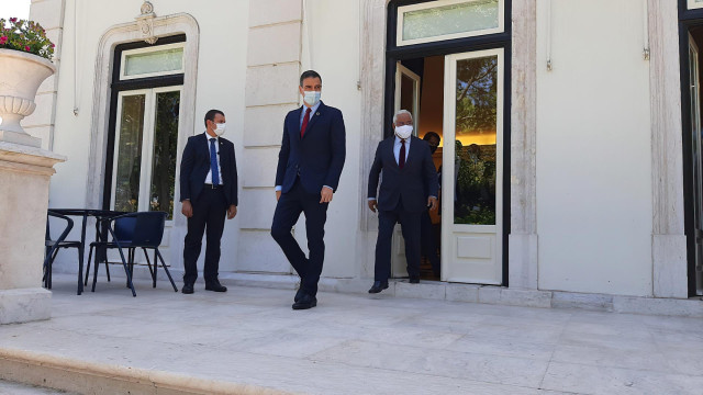 El presidente del Gobierno, Pedro Sánchez (i); y el primer ministro de Portugal, António Costa (d), se dirigen a ofrecer una rueda de prensa tras su encuentro en el Palacio de São Bento, en Lisboa (Portugal), a 6 de julio de 2020.