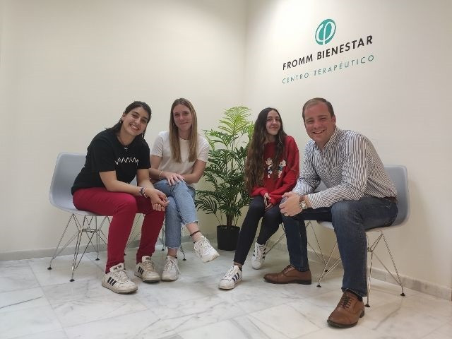 Antonio Molina y estudiantes de Educación Social