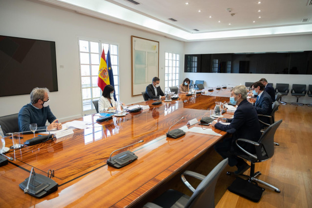 El presidente del Gobierno, Pedro Sánchez (3i), preside el Comité de Seguimiento del Coronavirus, al que asiste el director del Centro de Coordinación de Alertas y Emergencias Sanitarias (CCAES), Fernando Simón (1i); el ministro de Sanidad, Salvador Illa