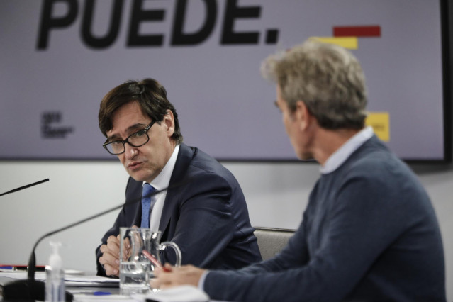 El ministro de Sanidad, Salvador Illa (i), acompañado por el director del Centro de Coordinación de Alertas y Emergencias Sanitarias (CCAES), Fernando Simón