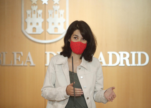 La portavoz de Unidas Podemos-IU en la Asamblea de Madrid, Isa Serra, ofrece una rueda de prensa tras la primera jornada del debate del Estado de la Región, en la Asamblea de Madrid (España), a 14 de septiembre de 2020. Se trata del primer debate del Esta