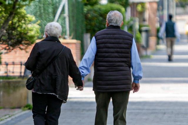 Dos ancianos en un parque de Madrid.