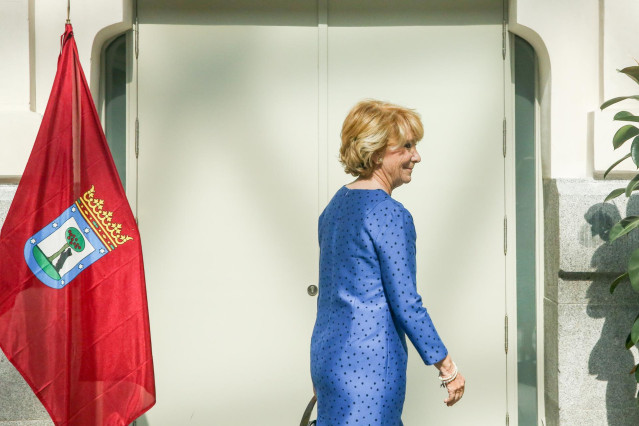 La exalcaldesa de Madrid, Esperanza Aguirre, saluda en la Sesión de constitución del Ayuntamiento de Madrid.