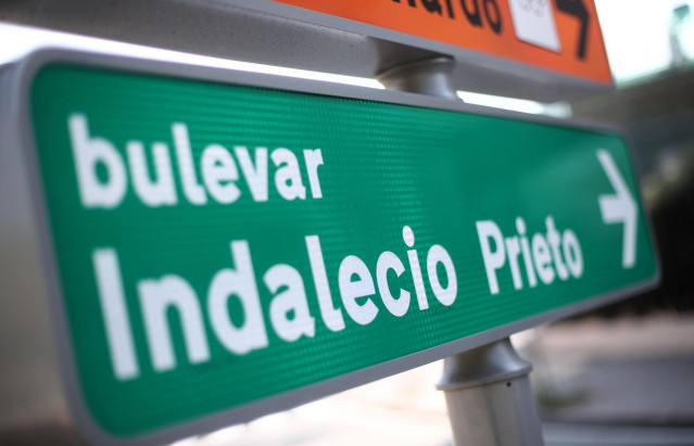 Señal que indica la dirección al Bulevar Indalecio Prieto, en Madrid (España)