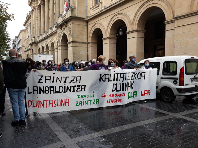 Manifestación de trabajadoras de residencias de Gipuzkoa en huelga