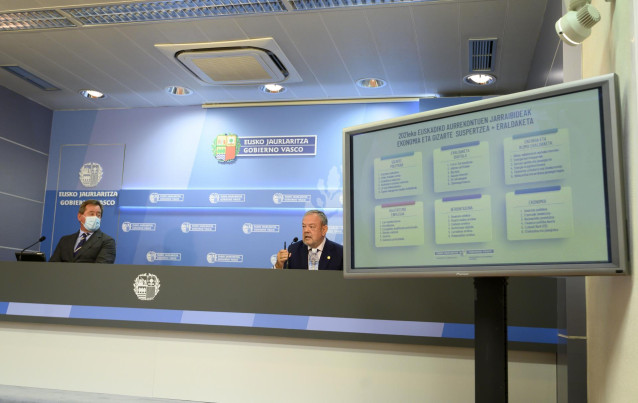 Zupiria, junto al consejero de Economía, Pedro Azpiazu