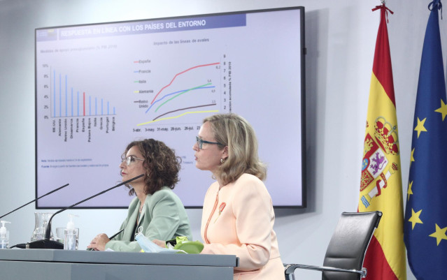 La ministra portavoz y de Hacienda, María Jesús Montero (i), y la vicepresidenta y ministra de Asuntos Económicos y para la Digitalización, Nadia Calviño, comparecen en rueda de prensa posterior al Consejo de Ministros en Moncloa