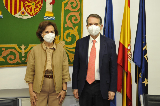 La vicepresidenta primera del Gobierno y ministra de Presidencia, Relaciones con las Cortes y Memoria Democrática, Carmen Calvo, durante su reunión con el presidente de la FEMP y alcalde de Vigo, Abel Caballero.