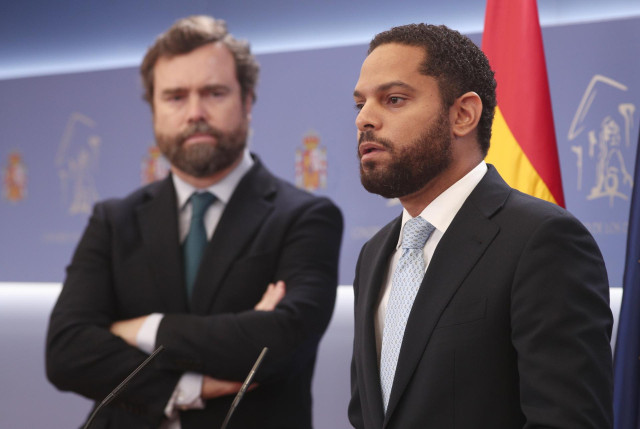 El diputado de Vox, Ignacio Garriga, interviene durante la rueda de prensa posterior al registro de una moción de censura contra Pedro Sánchez en el Congreso de los Diputados