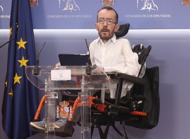 El portavoz parlamentario de Unidas Podemos, Pablo Echenique, interviene en la rueda de prensa celebrada con motivo de la junta de portavoces en el Congreso de los Diputados, en Madrid, (España), a 29 de septiembre de 2020.