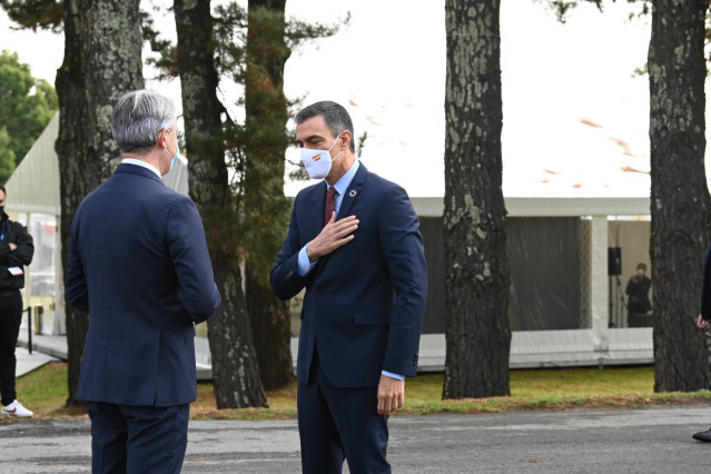 El presidente del Gobierno, Pedro Sánchez (d), saluda a su llegada al acto de clausura del II Foro La Toja-Vínculo Atlántico celebrado en la Isla de Toja, Pontevedra, Galicia, (España), a 3 de septiembre de 2020.