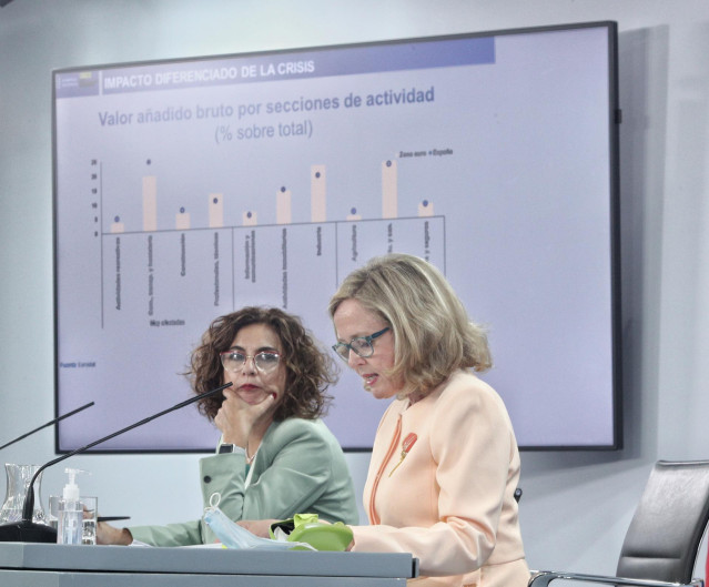 La ministra portavoz y de Hacienda, María Jesús Montero (i), y la vicepresidenta y ministra de Asuntos Económicos y para la Digitalización, Nadia Calviño, comparecen en rueda de prensa posterior al Consejo de Ministros en Moncloa.