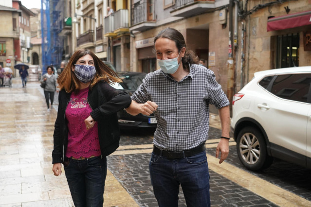 El secretario general de Podemos y vicepresidente segundo del Gobierno, Pablo Iglesias, saluda a la portavoz de Elkarrekin Podemos-IU en el Parlamento vasco, Miren Gorrotxategi, en Bilbao.