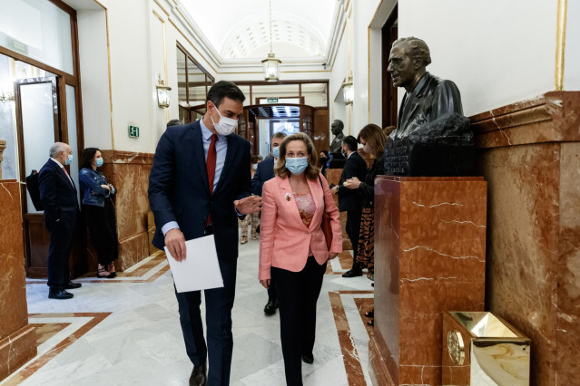 El presidente del Gobierno, Pedro Sánchez (i) y la ministra de Economía y vicepresidenta tercera del Gobierno, Nadia Calviño.