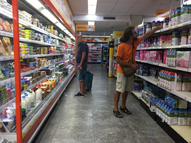 Fotos de recursos de gente comprando