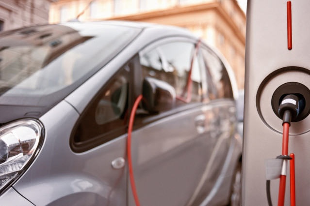 Immagen de un coche eléctrico cargándose. Vehículo eléctrico. Recarga eléctrica. Recurso.