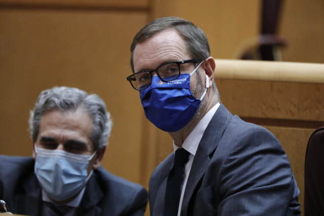 El portavoz del Partido Popular en el Senado, Javier Maroto (d), durante una sesión de control al Gobierno en la Cámara Alta, en Madrid (España), a 6 de octubre de 2020. Durante el pleno, el Gobierno contesta a cuestiones relacionadas con la labor del Rey