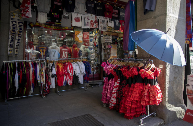 Una tienda de regalos turísticos ubicada en la Plaza Mayor durante el primer día con nuevas restricciones en la movilidad, en Madrid, (España), a 3 de octubre de 2020. La jornada ha estado marcada por las medidas de restricción del Gobierno central que, d