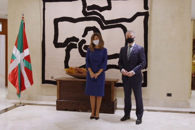 La ministra de Trabajo y Economía Social, Yolanda Díaz, y el lehendakari, Íñigo Urkullu, posan en una fotografía minutos antes de comenzar su reunión, en Vitoria, Álava.