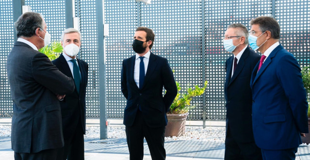 El líder del PP, Pablo Casado, se reúne con cuatro exministros de Justicia del PP: Ángel Acebes, José María Michavila, Alberto Ruiz Gallardón y Rafael Catalá.  También asist el secretario de Justicia del PP, Enrique López. Madrid, a 7 de octubre de 2020.