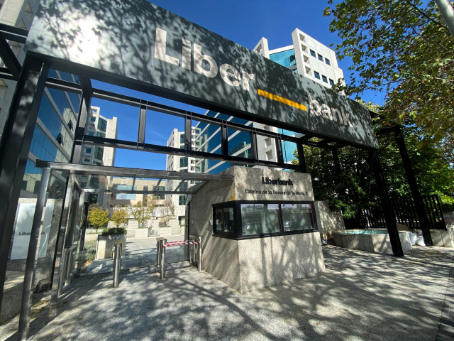 Entrada a la sede central de Liberbank, en Madrid (España), a 5 de octubre de 2020. Unicaja y Liberbank han confirmado este lunes contactos 