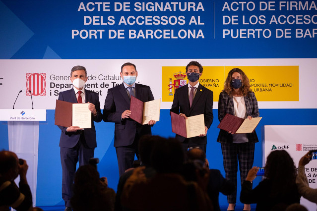 El secretario de Estado Pedro Saura, el ministro José Luis Ábalos, el conseller Damià Calvet y la presidenta del Puerto de Barcelona, Mercè Conesa