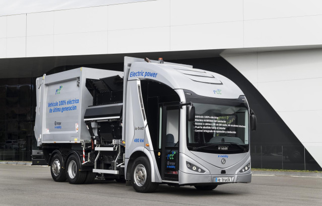 Vehículo recolector-compactador eléctrico plug-in autocargable ie-Urban, desarrollado con la plataforma FCC de e-movilidad