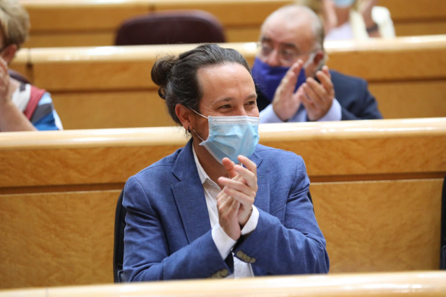 El vicepresidente segundo y ministro de Derechos Sociales y Agenda 2030, Pablo Iglesias, aplaude durante una sesión de control al Gobierno en el Senado, en Madrid (España), a 22 de septiembre de 2020.