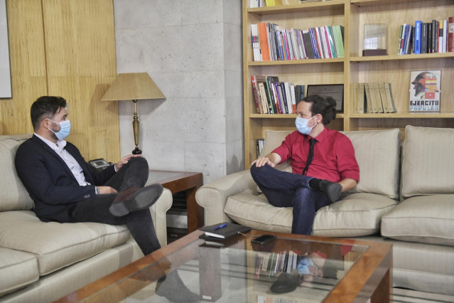 El vicepresidente segundo del Gobierno y líder de Unidas Podemos, Pablo Iglesias (d), mantiene un encuentro con el portavoz parlamentario de ERC, Gabriel Rufián, en el Congreso de los Diputados, en Madrid (España), a 16 de septiembre de 2020.