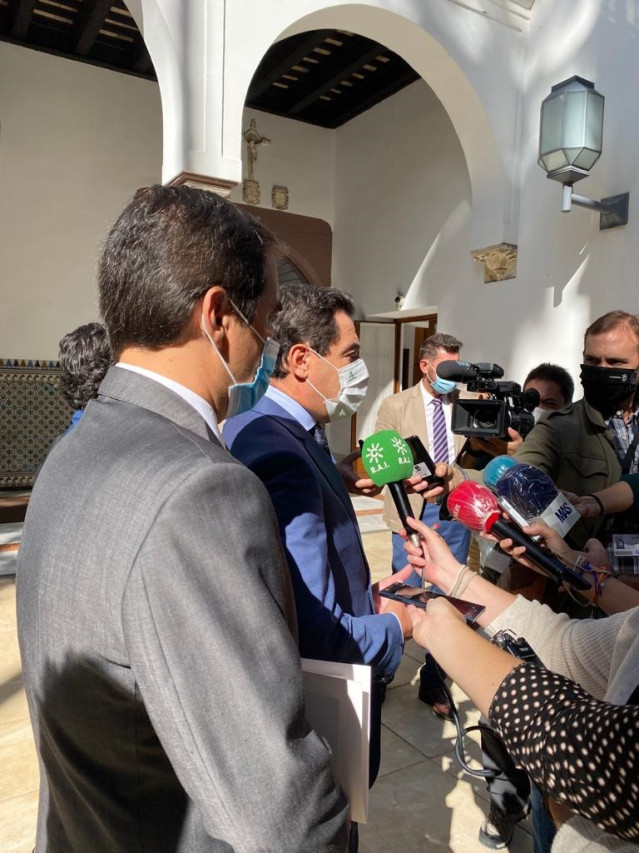 El presidente de la Junta de Andalucía, Juanma Moreno, atiende a los medios en el Parlamento andaluz.