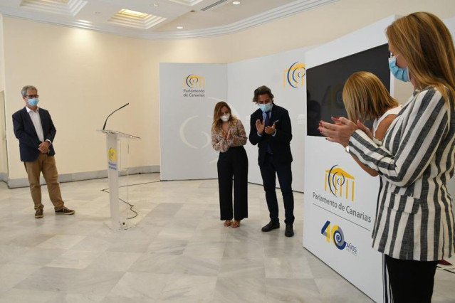 El presidente del Parlamento de Canarias, Gustavo Matos, presenta la imagen conmemorativa del 40 aniversario de parlamentarismo en Canarias