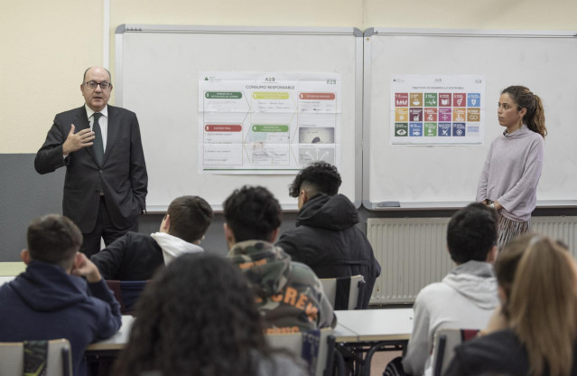 José María Roldán, presidente de AEB, durante la primera clase del programa 'Tus finanzas, tu futuro'